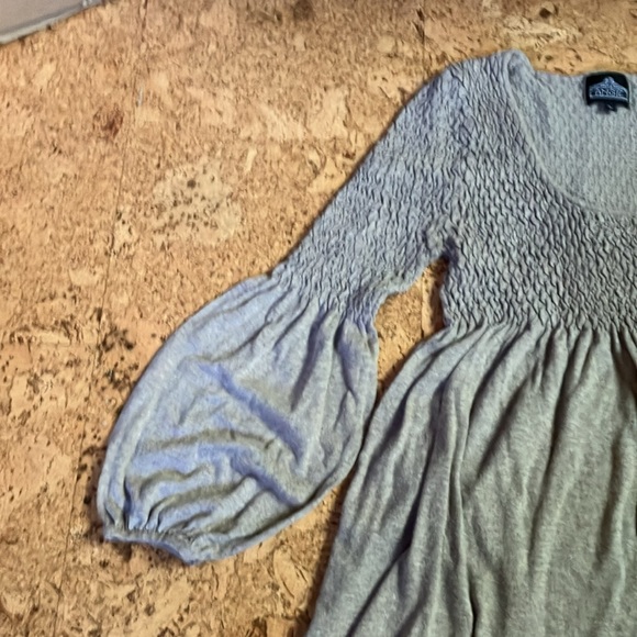 Beautiful balloon sleeved dress - Picture 2 of 3